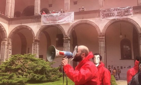 Napoli, flash mob degli studenti universitari in tuta come in 'La casa di carta', la serie cult di Netflix