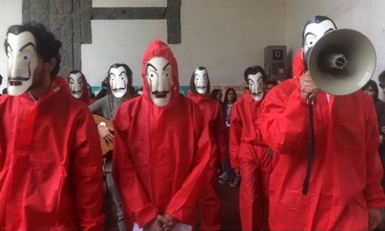 Napoli, flash mob degli studenti universitari in tuta come in 'La casa di carta', la serie cult di Netflix