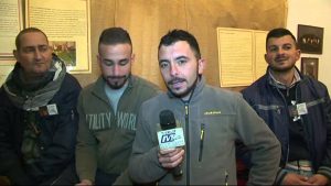 Processione notturna della Naca a Davoli con abeti illuminati dai lampioncini