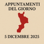 Copertina Appuntamenti del Giorno Calabria 5 dicembre 2025 con sagoma rossa della regione su sfondo beige