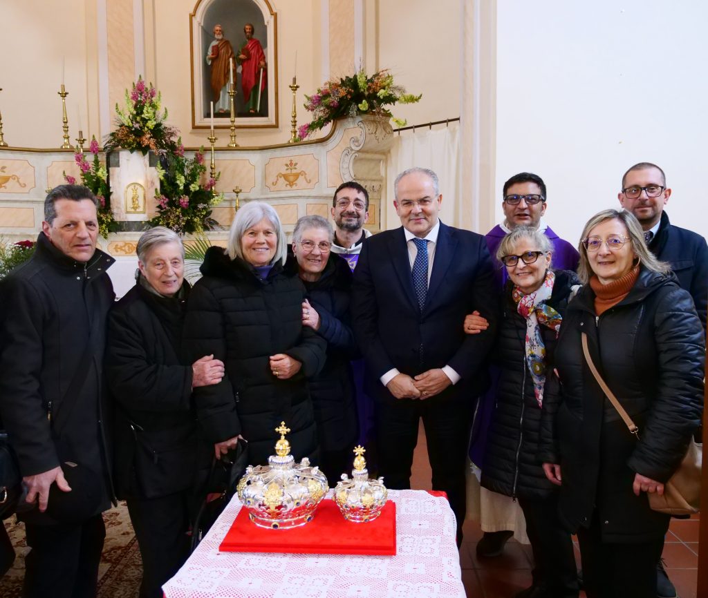 presentazione corone chiesa Petronà fedeli