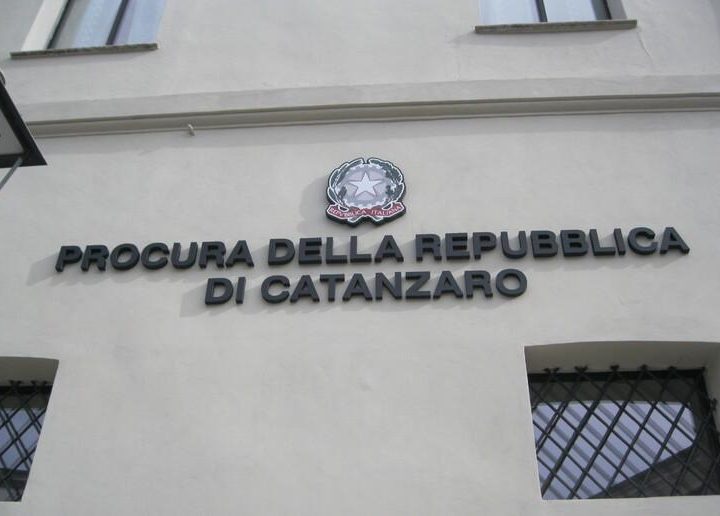 Antimafia Catanzaro: blitz all’alba, 15 indagati